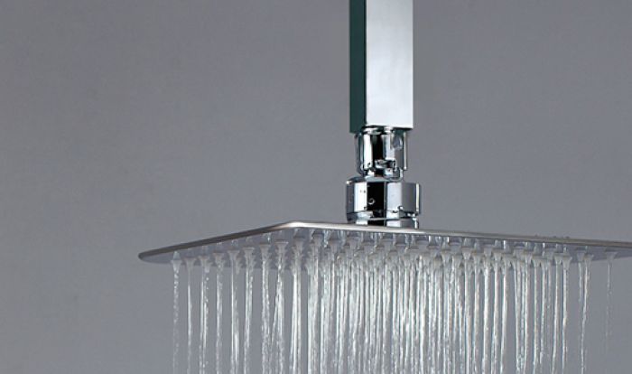 Bras de douche carré au plafond